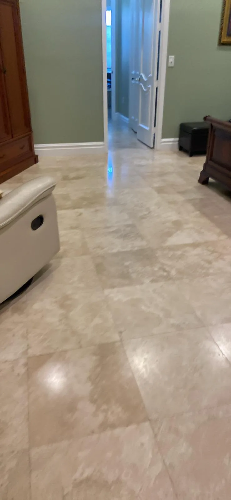 Polished marble hallway in a home cleaned by Limpieza Integral Plus